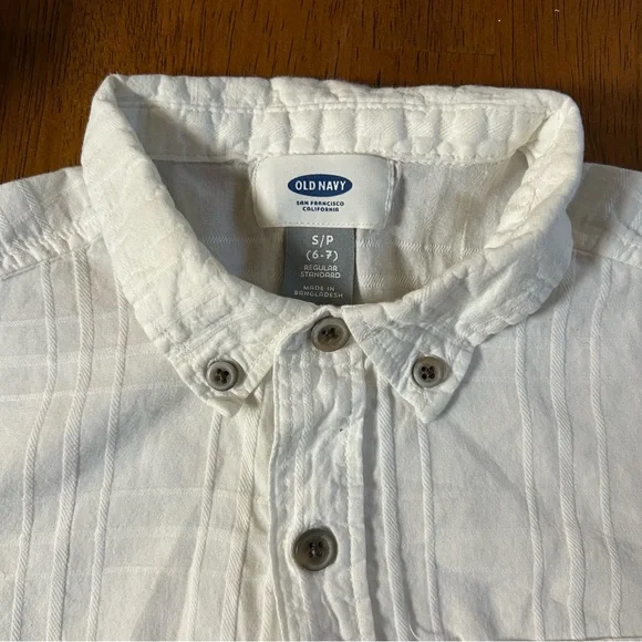 Textured White Short Sleeve Button-Up Shirt | Boys Size 6/7 | Collared Shirt - Picture 4 of 6
